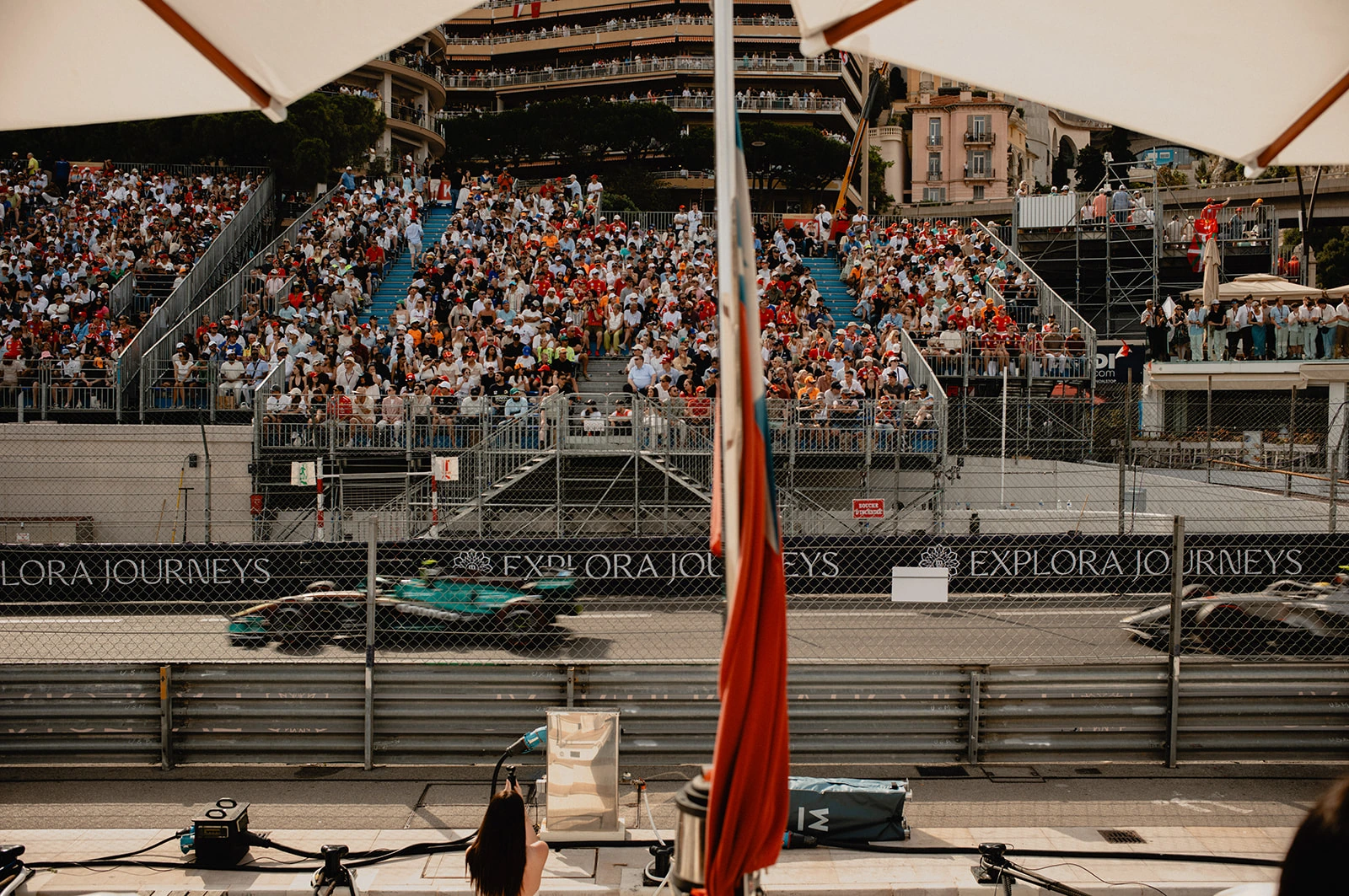 Due monoposto di Formula 1 accanto alla tribuna di Monaco, fotografate dal ponte dello yacht